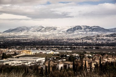 Karlı dağlar ve Granada şehir sınırı