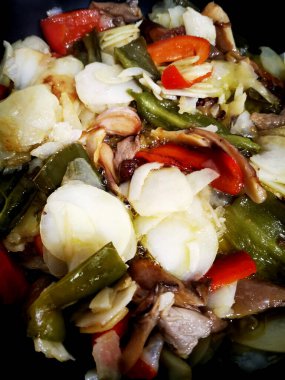 Sebzeli ve mantarlı patates kızartması.