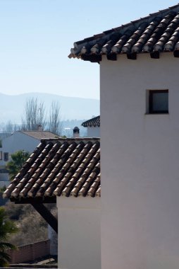 Kiremitleri olan geometrik çatılar