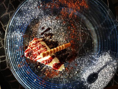 Gofretli ve çilek reçelli dondurulmuş pasta.