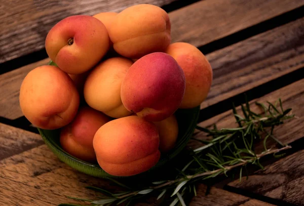 Schüssel Mit Frischen Aprikosen Auf Holztisch — Stockfoto