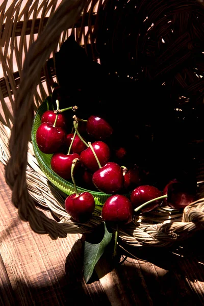 Rote Reife Kirschen Auf Schüssel Und Korb — Stockfoto