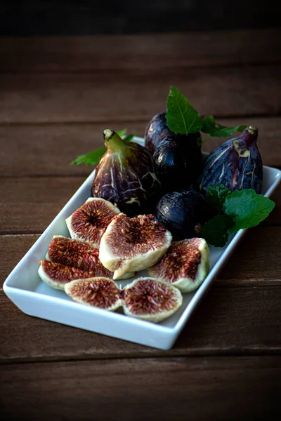 Figues Mûres Coupées Entières Dans Une Assiette Blanche Sur Une — Photo