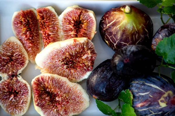 Figues Mûres Coupées Entières Premier Plan — Photo