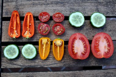 doğranmış sebze geometrik bir masanın üzerine yerleştirilen