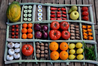 meyve, sebze ve bir masada papatyalar