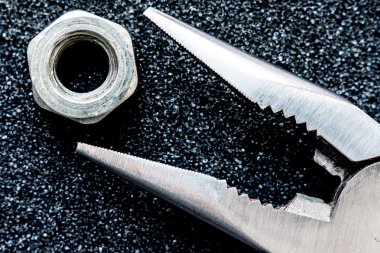 pense ve somun siyah arka plan