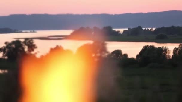 Een uitzicht op de rivier door het vuur — Stockvideo