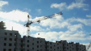 İnşaat vinçleri bulutların altında faaliyet