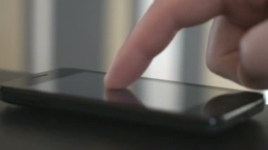 İşadamı akıllı telefon çalışma için kullanır.