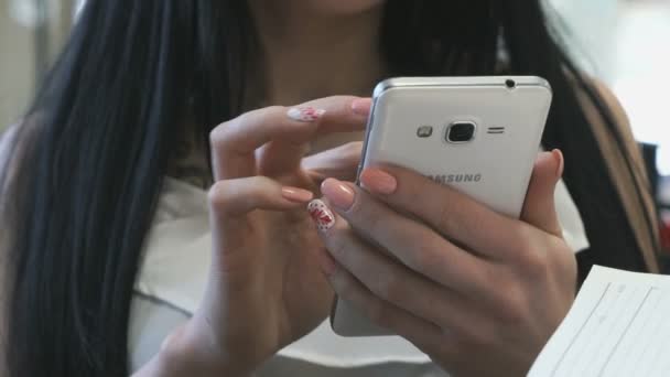 Flickan och ersätts i chatten med smart telefon — Stockvideo