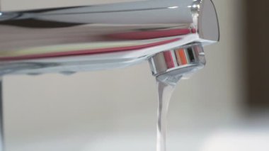 İnce bir dere su musluk akarken