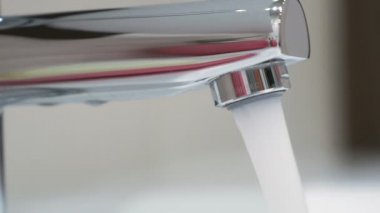 Güçlü bir jet su musluk akarken