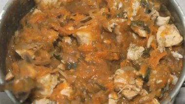 Bir tencerede etli sebze güveç