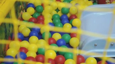 Çocuk çocuk plastik slaytlar ile biniyor