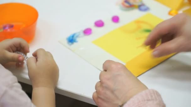 Niño jugando juego intelectual. Primer plano. — Vídeos de Stock