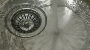Mutfakta çelik bir lavaboda drenaj