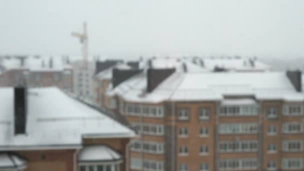 Flera våningar bostadshus. Det finns en snöstorm — Stockvideo