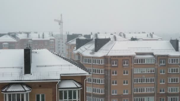 Flera våningar bostadshus. Det finns en snöstorm — Stockvideo