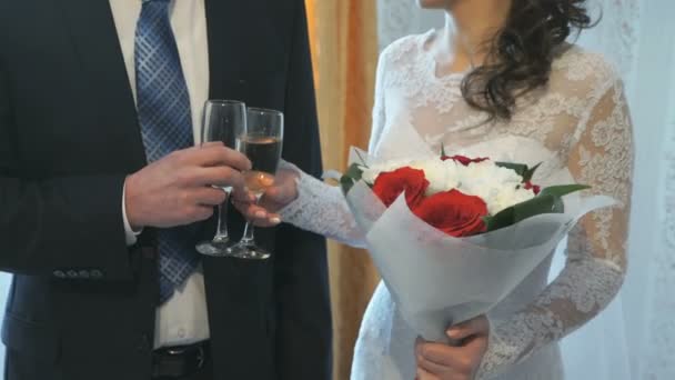 A menyasszony és a vőlegény gazdaság pohár pezsgő — Stock videók
