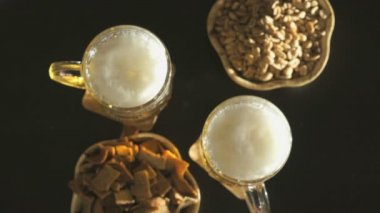 Ellerimle bira bardağı siyah bir tablo üzerinde tıklatması