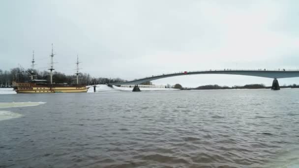 Beau paysage. Vue sur la rivière.L'eau souffle — Video