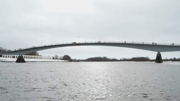 Beau paysage. Vue sur la rivière et le pont — Video