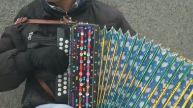 Adam rhinestones ile dekore edilmiş akordeon çalar