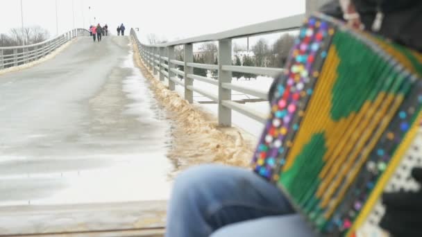 Man spelar dragspel på gångbron — Stockvideo