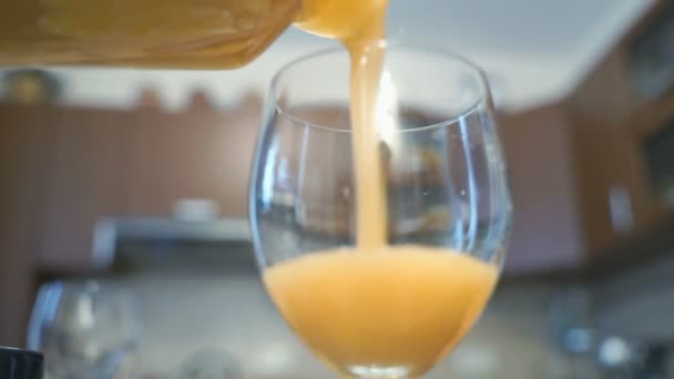 Processus de verser du jus de pomme fait maison avec de la pulpe — Video