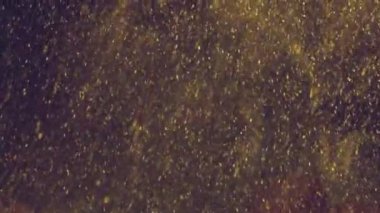 İçinde karanlık aydınlatma ile küçük gevreği kar düşüyor