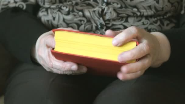 Bir kitap holding eski womans eller — Stok video