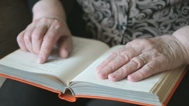Alte Hände der alten Frau mit einem Buch — Stockvideo