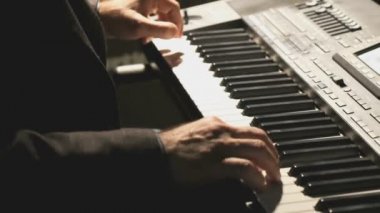 Synthesizer kulüpte oynayan adam