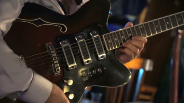 Guitar adjusts the electric guitar at the club — Stock Video