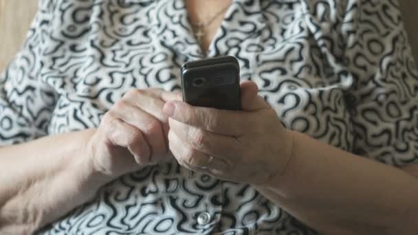 Anciana marca el número en el teléfono móvil — Vídeo de stock