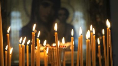 Kilise mumları yanık önce Tanrı'nın simgesi annesi