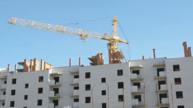 Yaşadığı bir çok katlı binaların inşaatı