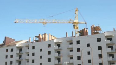 Daire Evleri inşaatı. Vinç çalışır