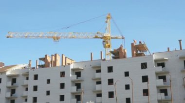 Daire Evleri inşaatı. Vinç çalışır