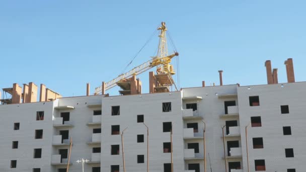 Construcción de edificios de varios pisos habitados — Vídeo de stock