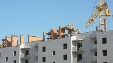 Lüks nesne üzerinde çalışan inşaat vinç