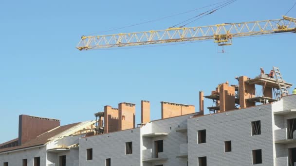 Grúa de construcción trabajando en un objeto de lujo — Vídeo de stock