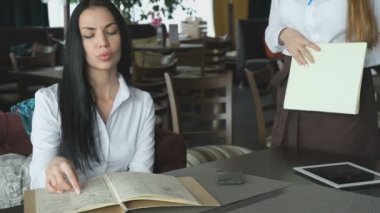 Şık restoran yemek menüsü görünüyor