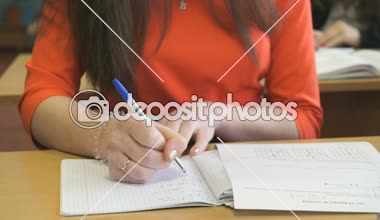 Masa başında oturan kız öğrenci ders öğrenir