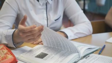 Resepsiyon bir ders kitabı leafing adlı oturan kız