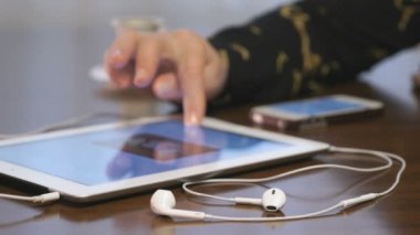 Kadın smartphone, kahve içme tablet çalışıyor