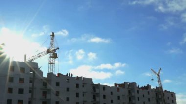 Bir apartman binası inşaatı. Vinç