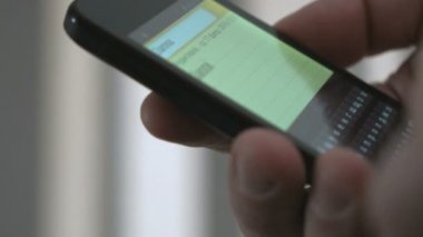 Cep telefonu tutan el mans