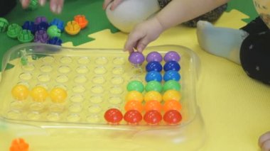 İki çocuk akıllı bir oyna